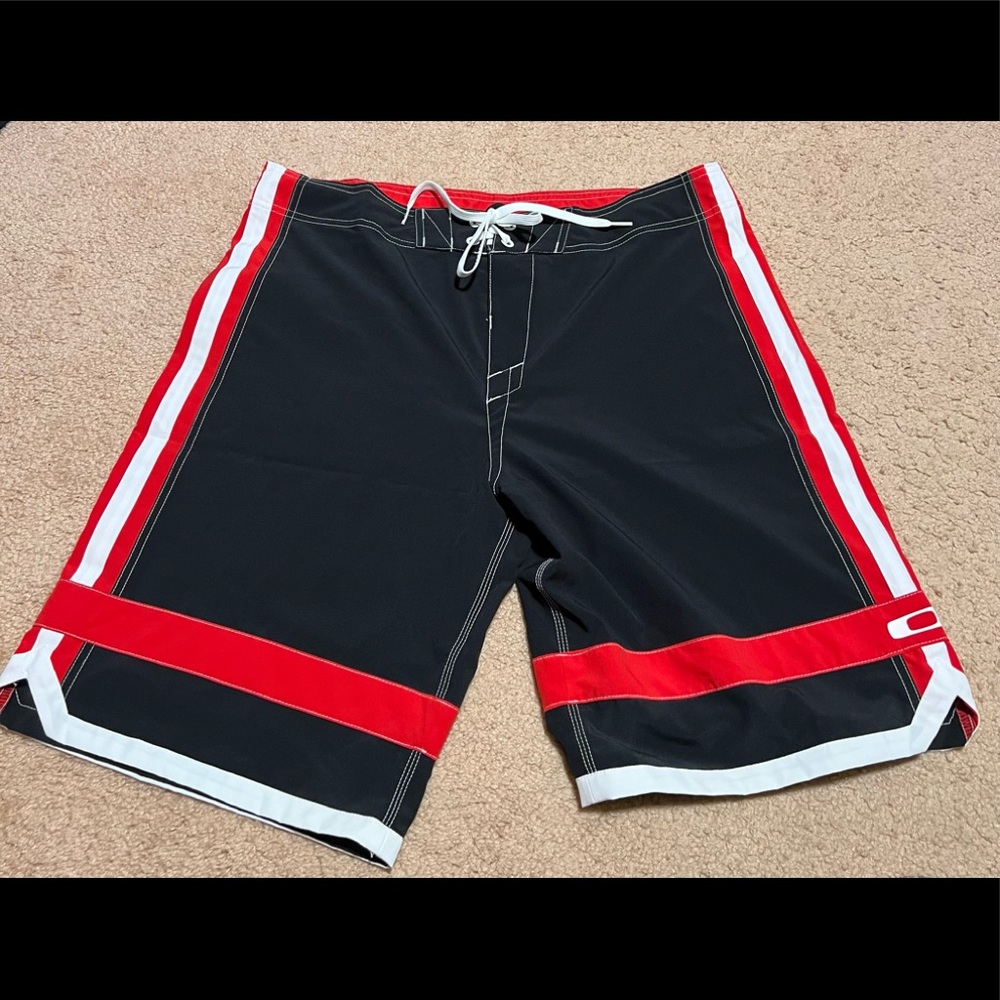 Men’s Size 36 Oakley Board Shorts